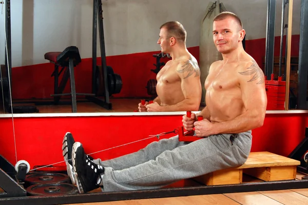 Man exercises at the gym — Stockfoto