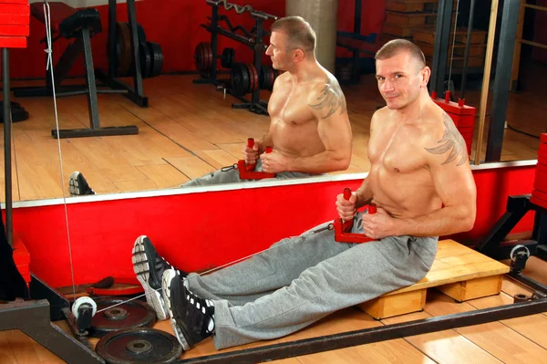Мужчины упражнения в тренажерном зале — стоковое фото