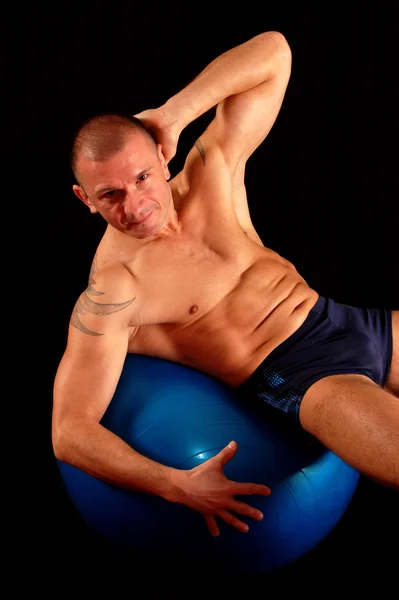 Ejercicios de hombre sobre la pelota de pilates —  Fotos de Stock