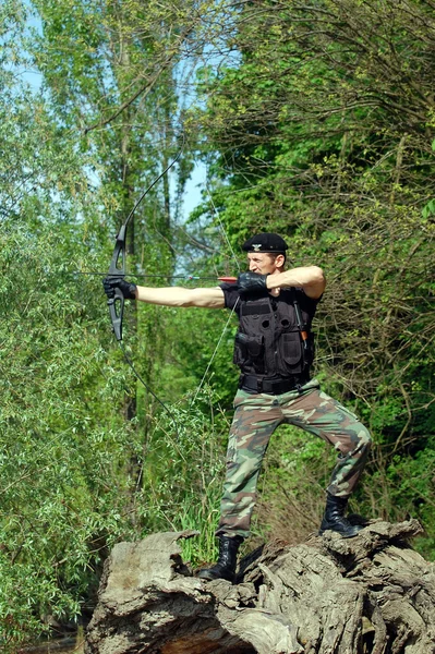 Soldado con arco y flecha —  Fotos de Stock