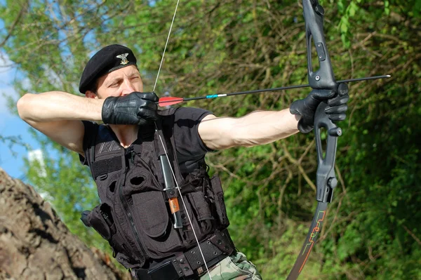 Soldado con arco y flecha —  Fotos de Stock