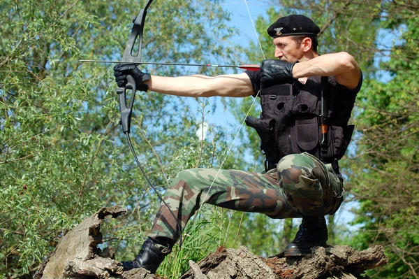 Soldado con arco y flecha —  Fotos de Stock