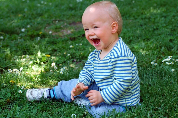 在草丛中的开心宝贝男孩 — 图库照片