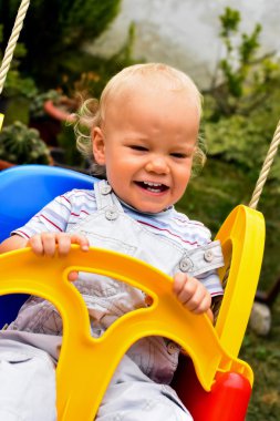 salıncak üzerinde mutlu küçük çocuk