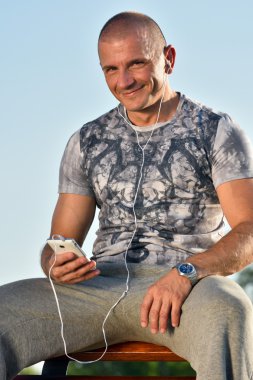 müzik dinlemek için