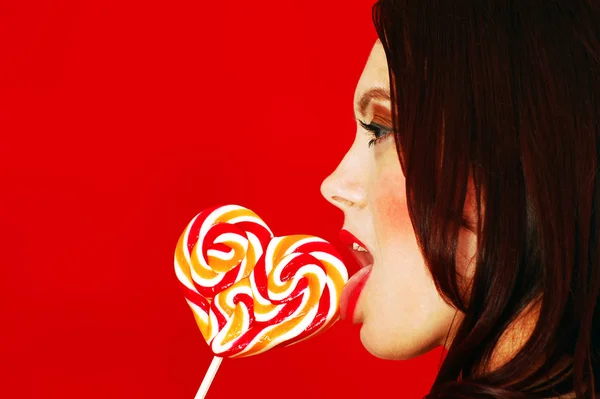 Kvinnan slickar lollipop — Stockfoto