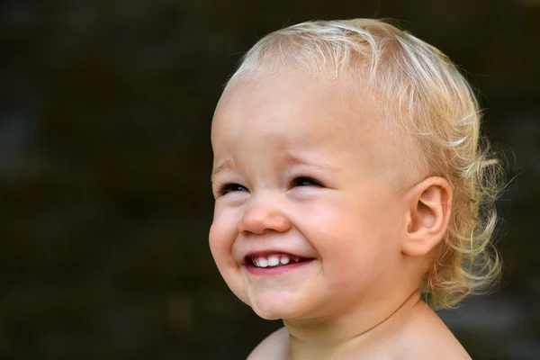 Lachende klein kind — Stockfoto