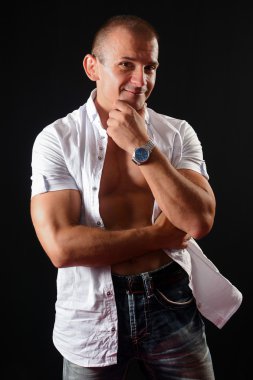 Beyaz tişörtlü adam