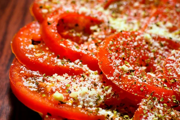 Tomatensalat mit Käse und Gewürzen — Stockfoto