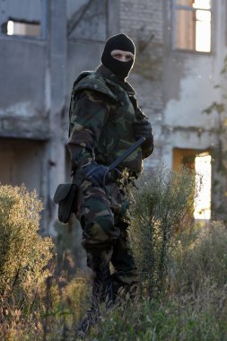 asker ile silah ve kauçuk baton