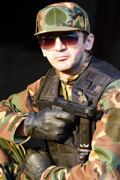 बंदूक के साथ सैनिक — स्टॉक फ़ोटो, इमेज