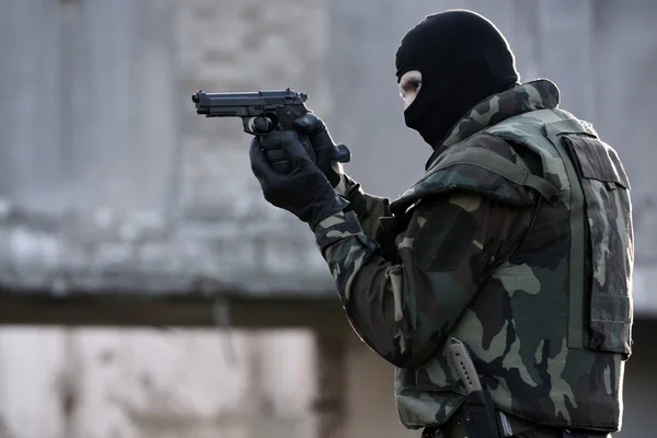 Soldier with gun — Stock Photo, Image