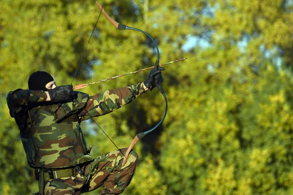 Солдат с луком и стрелами — стоковое фото