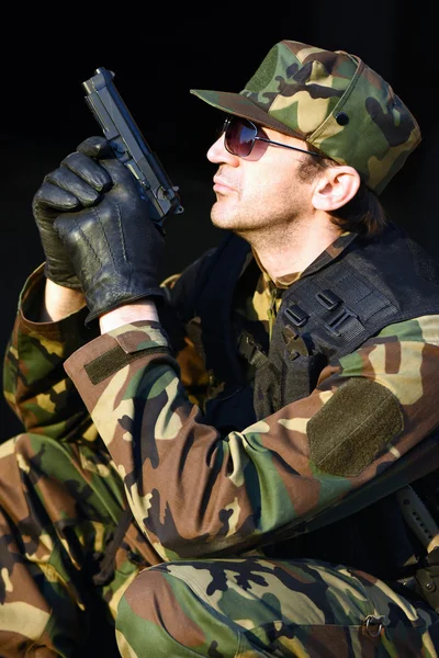Soldado con pistola —  Fotos de Stock