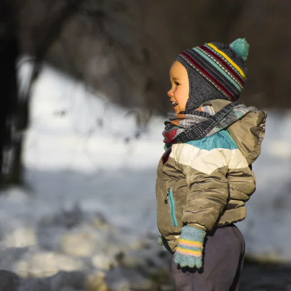 Malé dítě v zimě — Stock fotografie