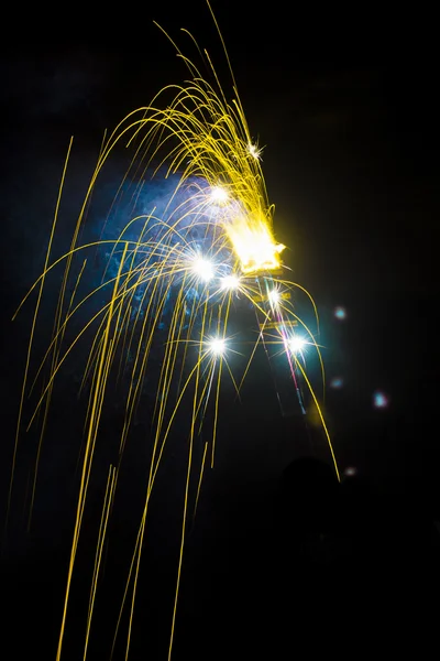 Sparkler amarelo no fundo preto — Fotografia de Stock