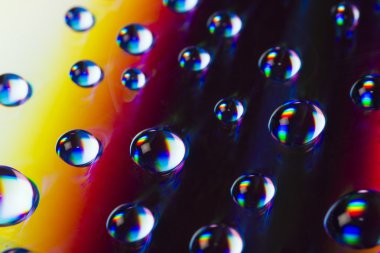 renkli arka plan üzerinde su damlaları