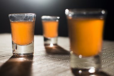 schnapps için üç bardak