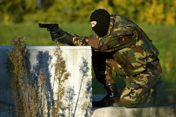 Soldado com arma — Fotografia de Stock