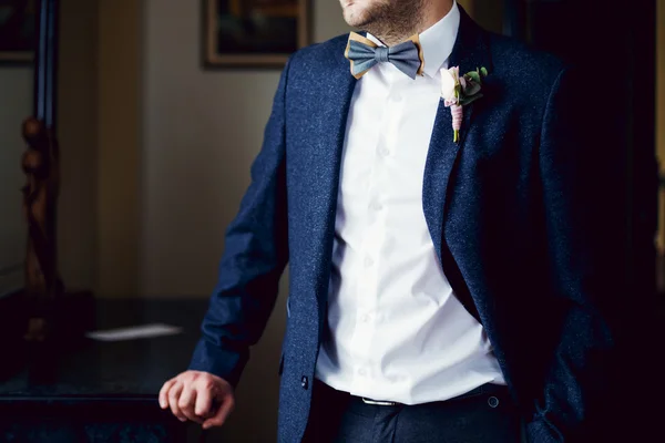 The groom looks out of the window, has put a hand in a pocket — Stock Photo, Image