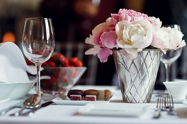 Glass, snack and flowers on a table at breakfast — Stock Photo, Image