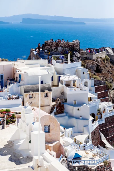 Blick von oben auf das Meer und Dorf Oia, Griechenland — Stockfoto