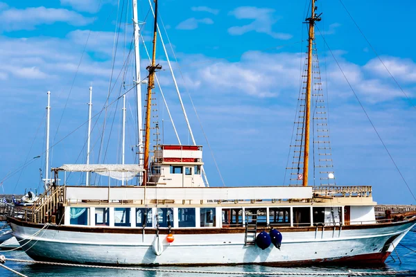 GRECIA, ISLA DE CRETA, HERAKLION- 5 OCTUBRE: Yates y barcos en p — Foto de Stock