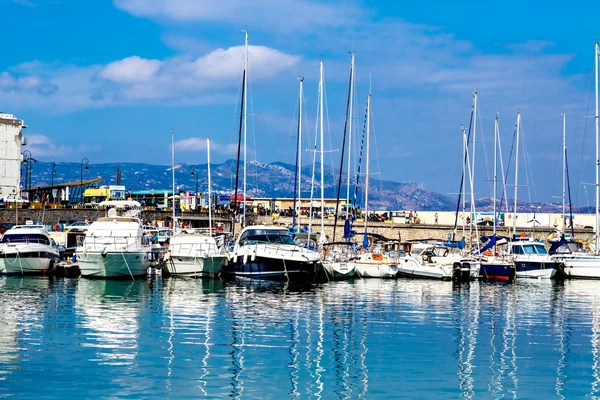 GRECIA, ISLA DE CRETA, HERAKLION- 5 OCTUBRE: Yates y barcos en p — Foto de Stock