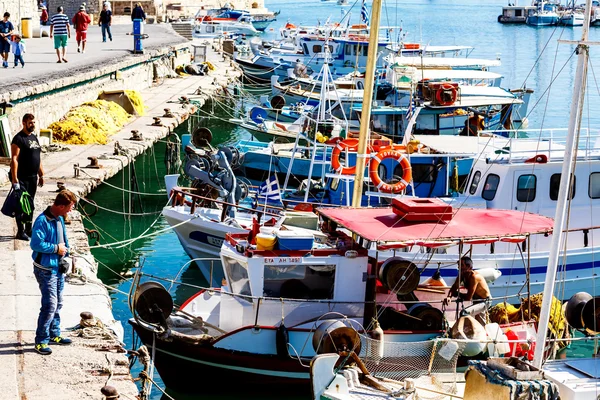 GRECIA, ISLA DE CRETA, HERAKLION- 5 OCTUBRE: Yates y barcos en p — Foto de Stock