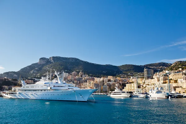 Vista panorámica del puerto deportivo con yates y edificios residenciales i — Foto de Stock