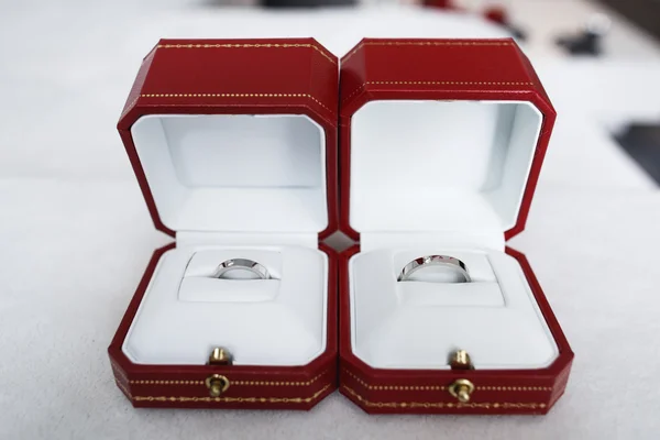 Anillos de boda en una caja —  Fotos de Stock
