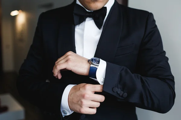 The groom puts on a watch — Stock Photo, Image