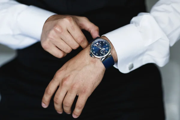 The groom puts on a watch — Stock Photo, Image