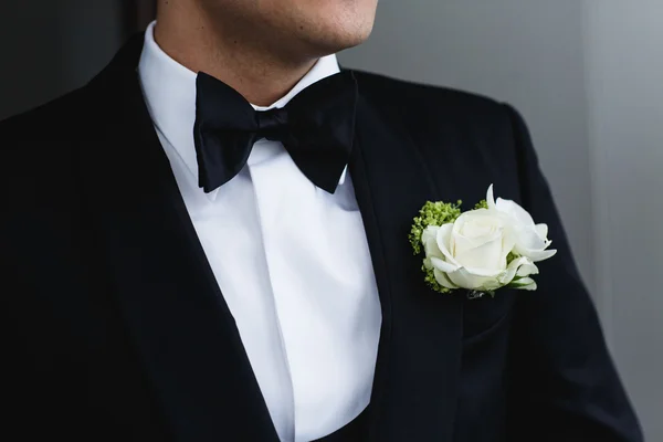 Le marié dans la cravate papillon — Photo