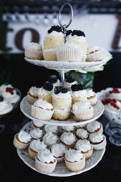 Spuntino nuziale, dolci, torte e divertimenti — Foto Stock