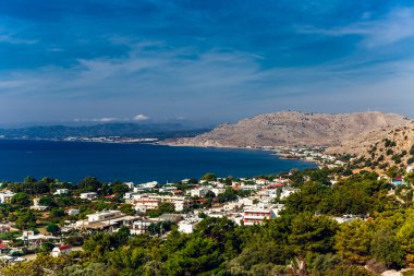Yunanistan, Rhodes Island. Deniz ve köy Pefkos Üstten Görünüm