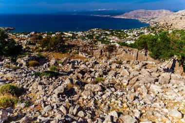 Yunanistan, Rhodes Island. Deniz ve köy Pefkos Üstten Görünüm