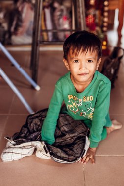 Siemreap, Kamboçya - 25 Ocak 2016: Road yakınındaki Kamboçyalı çocuk sit