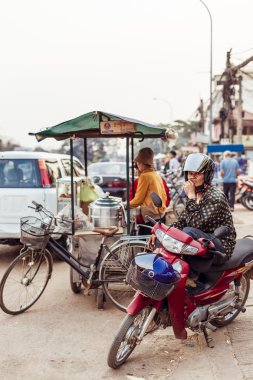 Siemreap, Kamboçya - 25 Ocak 2016: Road yakınındaki motosiklet üzerinde adam sit