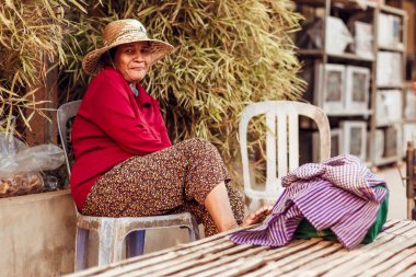 Siemreap, Kamboçya - 25 Ocak 2016: Road yakınındaki kadın sit