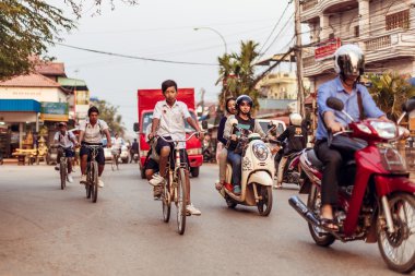 Siemreap, Kamboçya - 25 Ocak 2016: Yolun üstünde belgili tanımlık yerel halkın götürmek