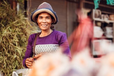 Siemreap, Kamboçya - 25 Ocak 2016: gülümseyen kadın işten eve gidiyor