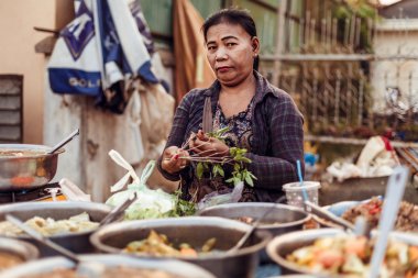 Siemreap, Kamboçya - 25 Ocak 2016: kadın yemek sokakta satıyor