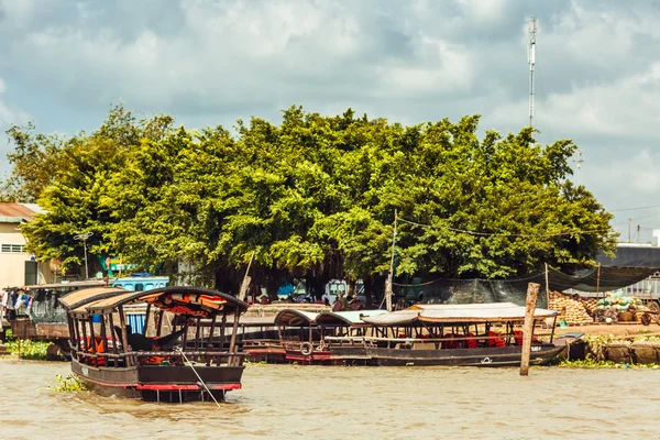 HO CHI MINH, VIETNAM - JAN 15, 2016: Vida do povo vietnamita no rio Mekong em Hochiminh (Saigão). Saigon é a maior cidade do Vietnã — Fotografia de Stock