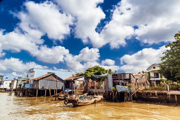 HO CHI MINH, VIETNAM - 15 ENE 2016: La vida del pueblo vietnamita en el río Mekong en Hochiminh (Saigón). Saigón es la ciudad más grande de Vietnam — Foto de Stock