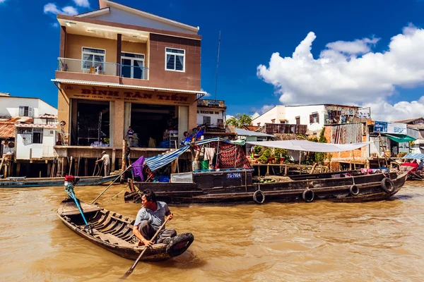 HO CHI MINH, VIETNAM - 15 ENE 2016: La vida del pueblo vietnamita en el río Mekong en Hochiminh (Saigón). Saigón es la ciudad más grande de Vietnam —  Fotos de Stock