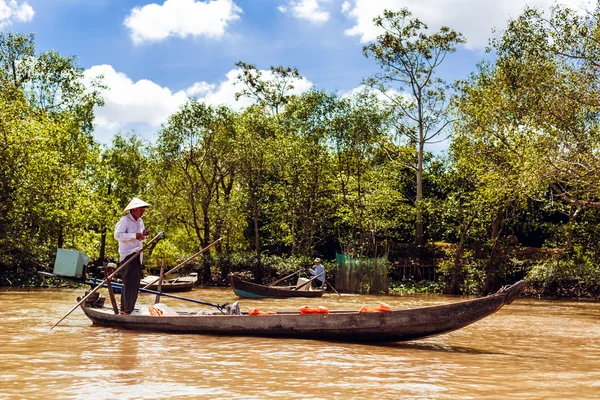 HO CHI MINH, VIETNAM - 15 ENE 2016: La vida del pueblo vietnamita en el río Mekong en Hochiminh (Saigón). Saigón es la ciudad más grande de Vietnam — Foto de Stock