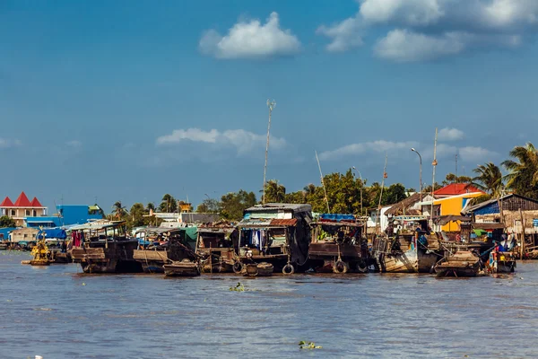 HO CHI MINH, VIETNAM - 15 ENE 2016: La vida del pueblo vietnamita en el río Mekong en Hochiminh (Saigón). Saigón es la ciudad más grande de Vietnam — Foto de Stock