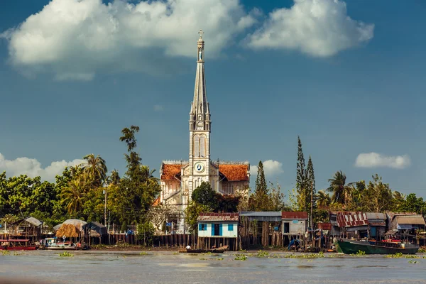 Ho Chi Minh, Vietnam - 15 Ocak 2016: Hayat Hochiminh (Saigon) Mekong Nehri Vietnam insanların. Saigon Vietnam büyük şehridir