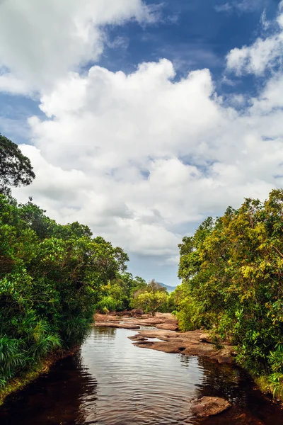 Der suoi da ban wasserfall in der nähe von duongdong town, phuquoc island, vietnam — Stockfoto